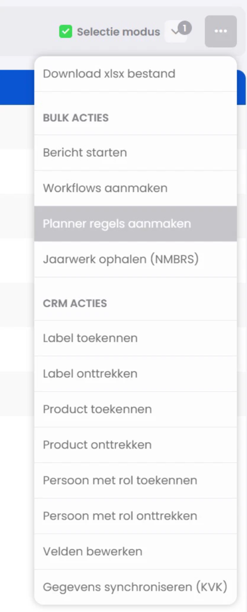 Printscreen van het menu met de drie puntjes rechtsboven in de selectiemodus van Relatie Insights, met de actie Planner regels aanmaken gemarkeerd onder Bulk acties.