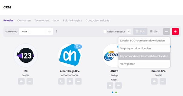 Het scherm CRM met het tabblad Relaties geopend en het menu achter de puntjes rechtsboven uitgeklapt, waarin de optie Importvoorbeeldbestand downloaden is gemarkeerd.