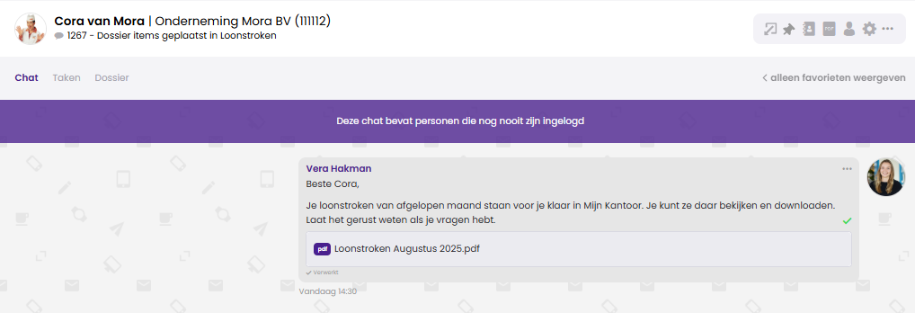 Een chat met een bericht van Vera Hakman aan Cora van Mora, met de ingestelde berichttekst en het document Loonstroken Augustus 2025.pdf als bijlage.