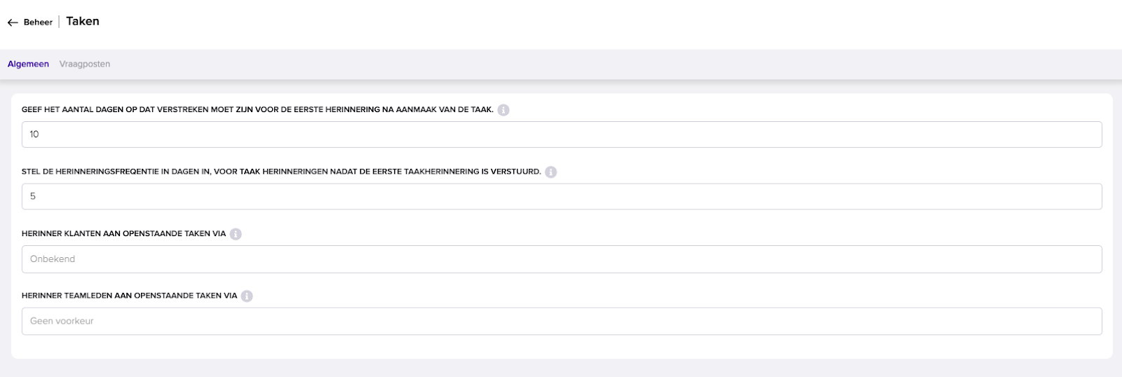 Het scherm Beheer > Taken met de tab Algemeen geopend en de velden voor de eerste herinnering (10 dagen), de herinneringsfrequentie (5 dagen) en de herinneringskanalen voor klanten en teamleden.