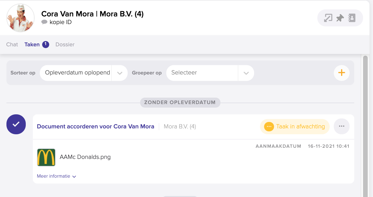 Het tabblad Taken met de taak Document accorderen voor Cora Van Mora, met de status Taak in afwachting.