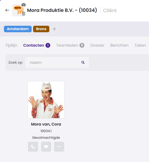 Het tabblad Contacten van relatie Mora Produktie B.V. met één gekoppeld contact, Cora van Mora, met de functie Gevolmachtigde.