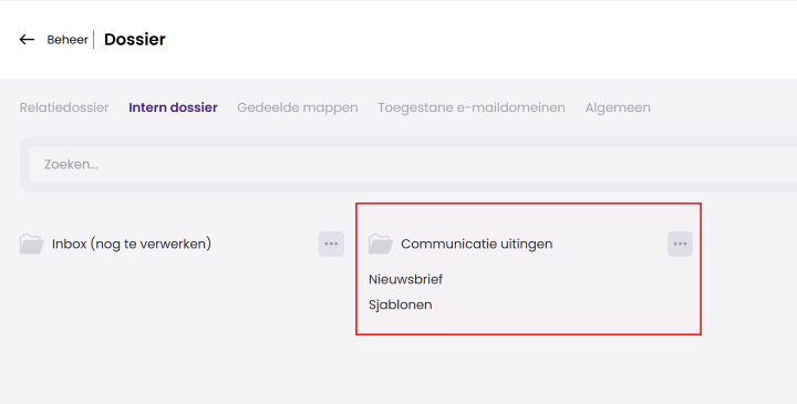 Het scherm Beheer > Dossier met het tabblad Intern dossier, waarin de map Communicatie uitingen met de submappen Nieuwsbrief en Sjablonen rood is gemarkeerd.