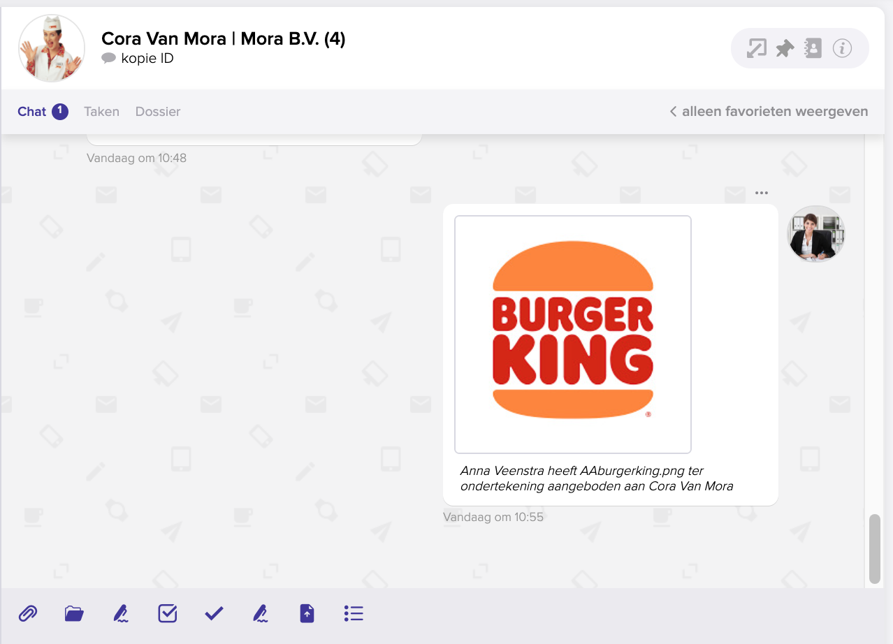 Het tabblad Chat van een bericht, waarin de melding staat dat een document ter ondertekening is aangeboden aan de klant.