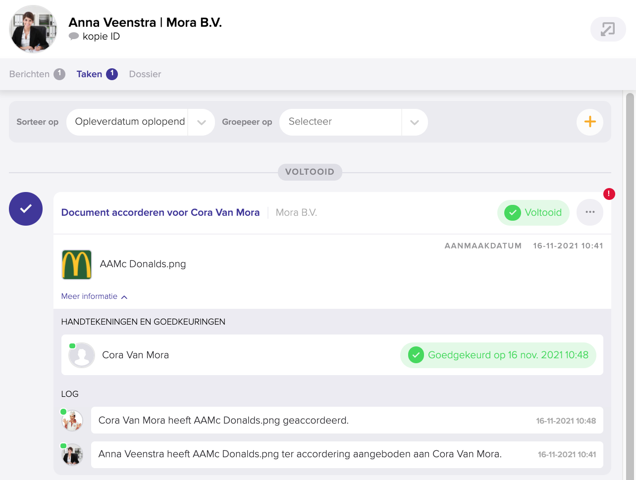 De voltooide taak met uitgeklapte Meer informatie, met de secties Handtekeningen en goedkeuringen en Log waarin staat wie wanneer heeft geaccordeerd.
