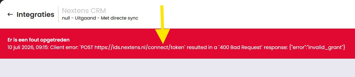 Het scherm Integraties van Nextens CRM in Mijn Kantoor met een rode foutmelding over een 400 Bad Request met "invalid_grant", waar een gele pijl naar wijst.