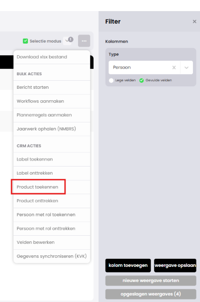 Het menu achter de puntjes naast de selectiemodus in Relatie Insights, met de bulk actie Product toekennen rood gemarkeerd en het filter Type op Persoon.