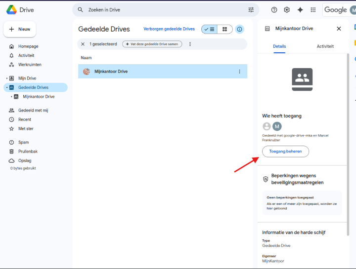 Google Drive met onder Gedeelde Drives de geselecteerde drive Mijnkantoor Drive en een rode pijl naar de knop Toegang beheren.
