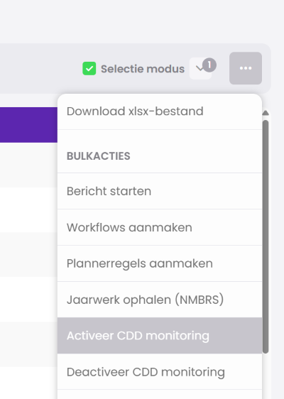 Het bulkactiemenu van Relatie Insights, geopend via de drie puntjes naast Selectie modus, met de optie Activeer CDD monitoring gemarkeerd.