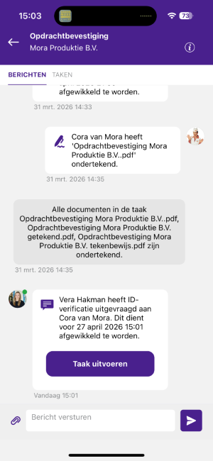 Chat in de Mijn Kantoor app met het bericht dat een ID-verificatie is uitgevraagd en de knop Taak uitvoeren.